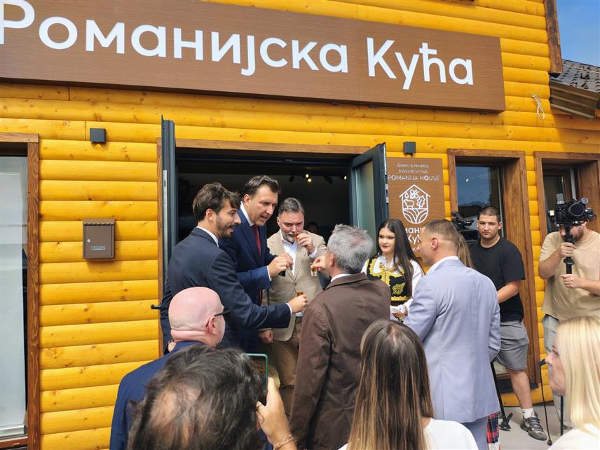 СОКОЛАЦ, 2. СЕПТЕМБРА /СРНА/ - На Сокоцу је данас званично отворена "Романијска кућа", објекат који је осмишљен као кључни центар за рурални развој и брендирање Романије, а чија је вриједност око 350.000 КМ. "Романијска кућа" отворили су министар спољне трговине и економских односа у Савјету министара Сташа Кошарац, начелник општине Соколац Страхиња Башевић и први секретар Амбасаде Италије у БиХ Рикардо Ригел.