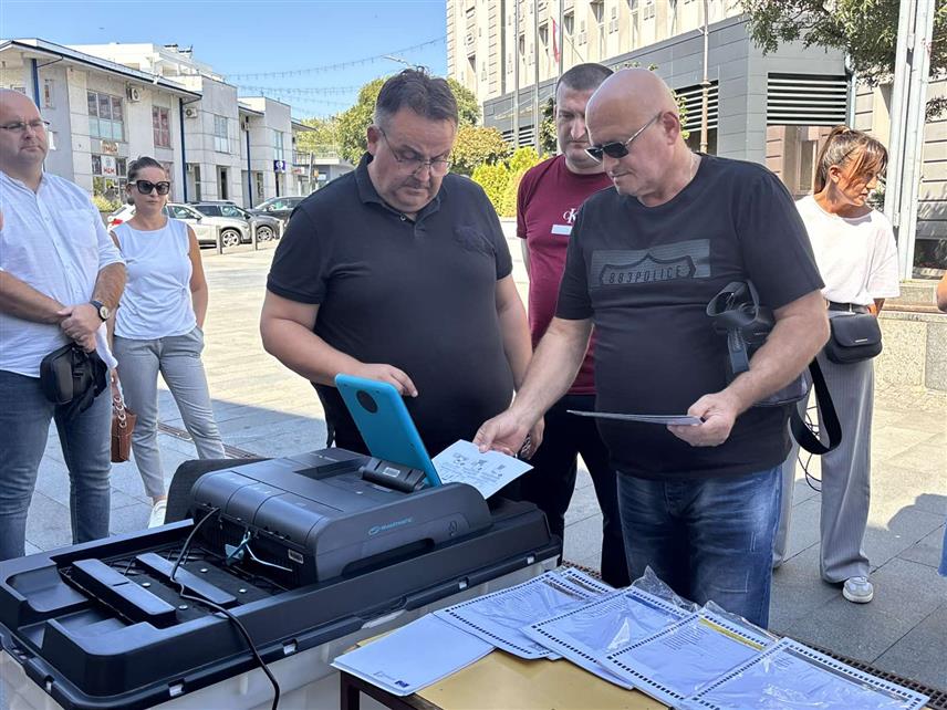 КОЗАРСКА ДУБИЦА, 2. СЕПТЕМБРА /СРНА/ - У Козарској Дубици данас је спроведена симулација процеса гласања на предстојећим општим изборима са новим специфичним изборним технологијма уз које ће, према ријечима презентера, процес гласања по једном бирачу трајати око три минуте.