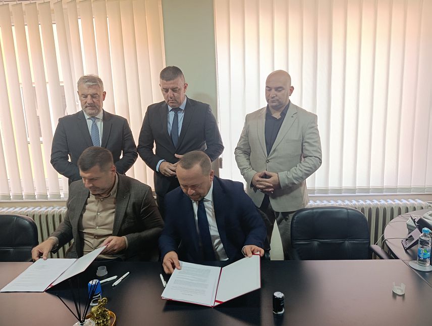 МРКОЊИЋ ГРАД, 30. СЕПТЕМБРА /СРНА/ - У Мркоњић Граду данас је потписан споразум о санацији и опремању дијела спрата Дома здравља "Др Јован Рашковић" за потребе отварања дома за здравствену његу, капацитета 38 кревета, чију изградњу са 1,5 милиона КМ финансира Влада Републике Српске.