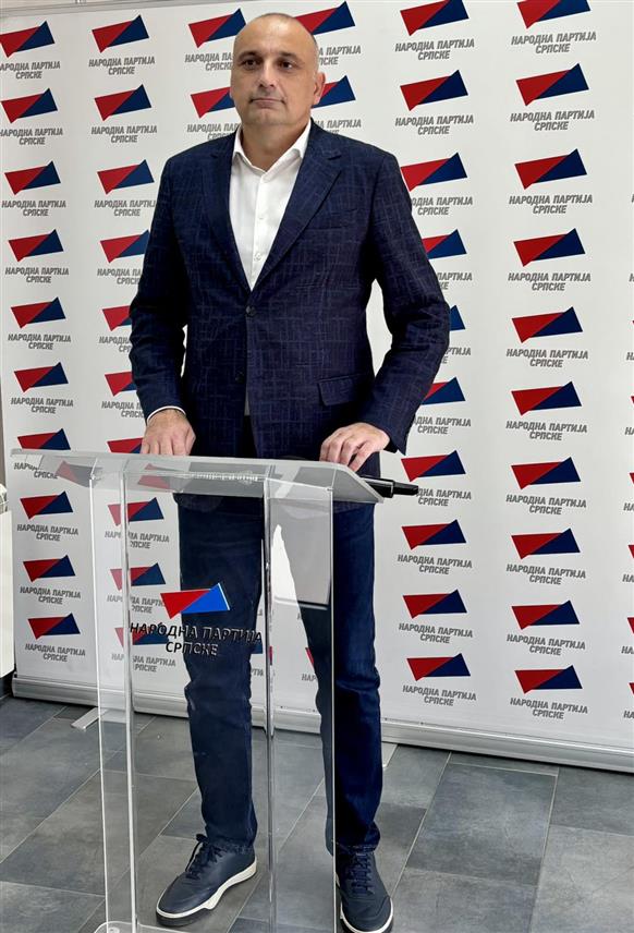 КОЗАРСКА ДУБИЦА, 30. СЕПTЕМБРА /СРНА/ - Предсједник Народне партије Српске /НПС/ Дарко Бањац на конференцији за новинаре.