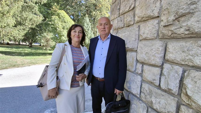 ДВОР, 30. СЕПТЕМБРА /СРНА/ -Начелник Одјељења за процјену утицаја на животну средину и еколошке дозволе при Министарству за просторно уређење, грађевинарство и екологију Републике Српске Љиљана Станишљевић. и координатор Експертског и правног тима Борислав Бојић .