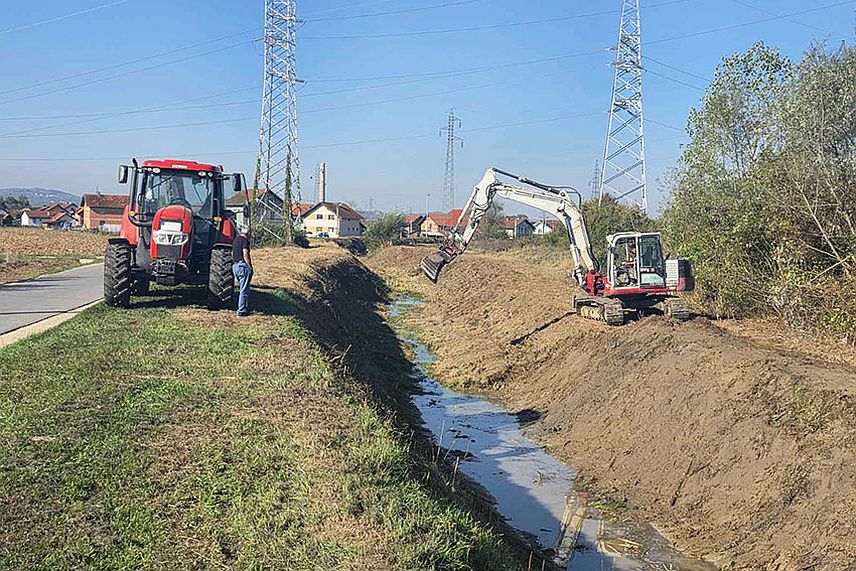БИЈЕЉИНА, 30. СЕПТЕМБРА /СРНА/ - Предузеће "Воде Српске" покренуло је хитне радове уређења дијела корита ријеке Милошевице у Приједору ради заштите од поплава насеља Врбице и Тополик