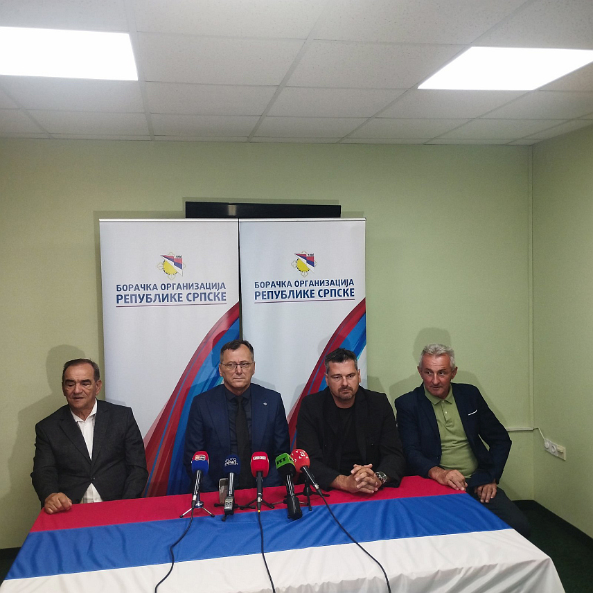БАЊАЛУКА, 3. СЕПТЕМБРА /СРНА/ - Предсједник Предсједништва Борачке организација Републике Српске /БОРС/ Милован Гагић са сарадницима на конференцији за новинаре данас у Бањалуци.