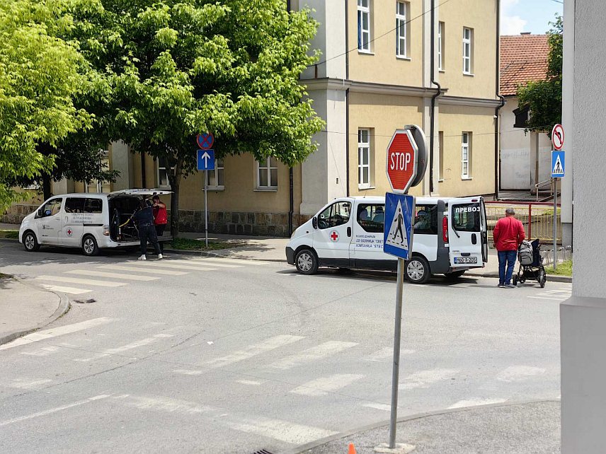 БИЈЕЉИНА, 3. СЕПТЕМБРА /СРНА/ - Радници који свакодневно превозе дјецу са сметњама у развоју у Бијељини већ су шест мјесеци без плате, а дуг Градске управе за ову услугу достигао је 57.000 КМ, саопштено је из Градске организације Црвеног крста.