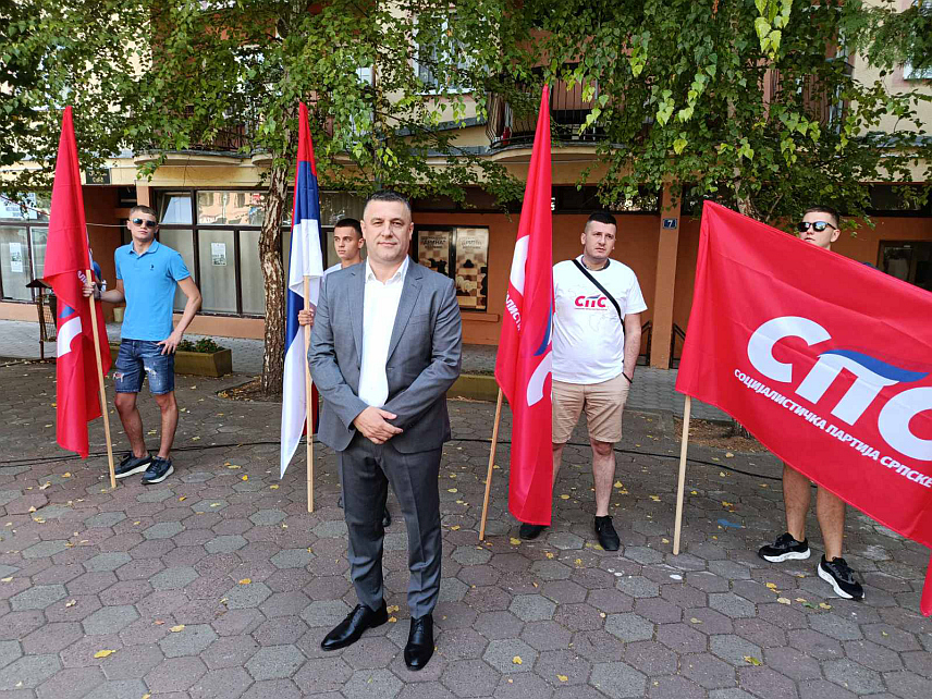 ЗВОРНИК, 4. СЕПТЕМБРА /СРНА/ - Социјалитичка партија Српске /СПС/ у Изборној јединици седам излази са листом од 12 кандидата за Народну скупштину Републике Српске, коју чине породични људи од интегритета, остварени у својим пословима, рекао је у Зворнику носилац листе кандидата СПС-а Синиша Мијатовић.