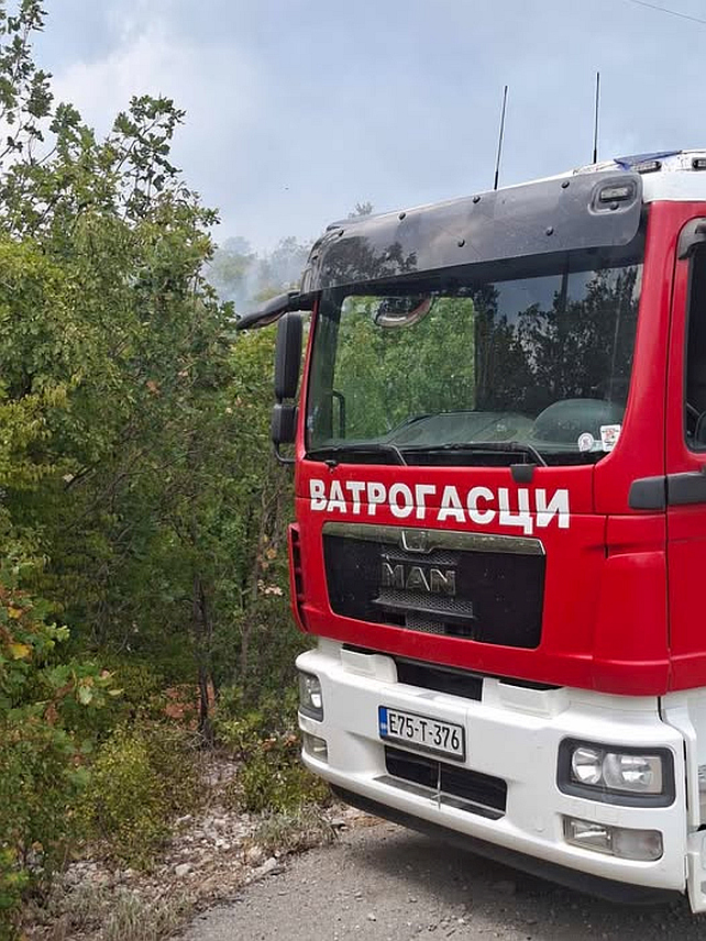 ТРЕБИЊЕ, 4. СЕПТЕМБРА /СРНА/ - Крак пожара на Зубачком платоу, на подручју села Грабовица, поново је активиран, а ситуација је под контролом и имовина људи није угрожена, речено је Срни у Штабу за ванредне ситуације града Требиња.