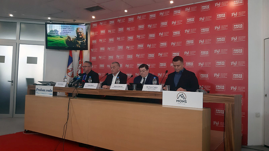 БЕОГРАД, 4. СЕПТЕМБРА /СРНА/ - Дарко Младић, син генерала Ратка Младића, министар правде Србије Ненад Вујић, генералов адвокат Драган Иветић и доктор Огњен Гудељ, члан медицинског тима генерала Ратка Младића на конференцији за новинаре данас у Београду.