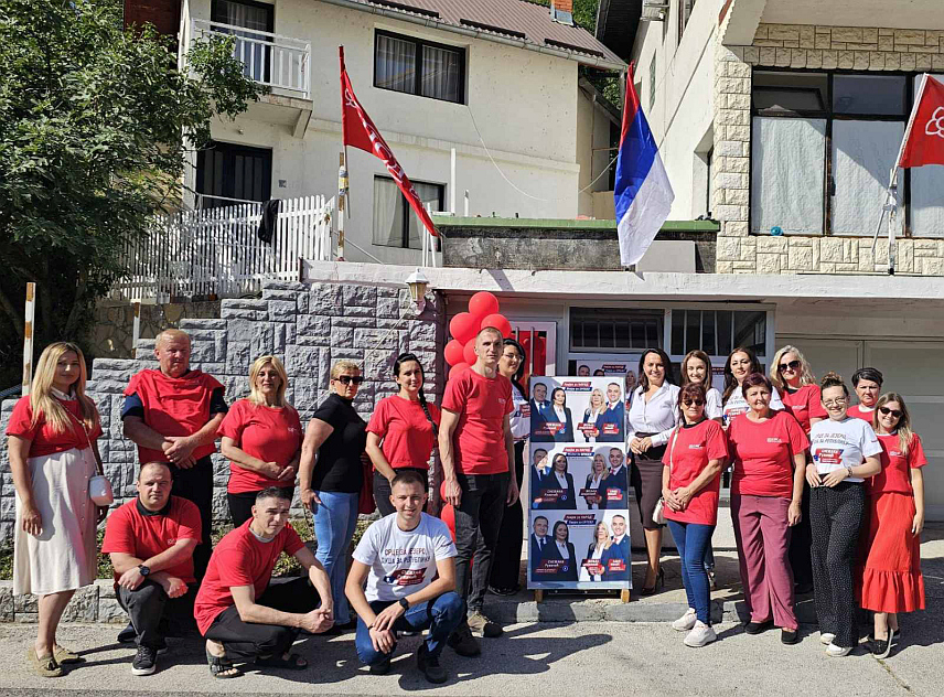 ЈЕЗЕРО, 4. СЕПТЕМБРА /СРНА/ - Kандидат СНСД-а за парламент Српске Снежана Ружичић данас је симболичним лијепљењем првог плаката озваничила почетак предизборне кампање.