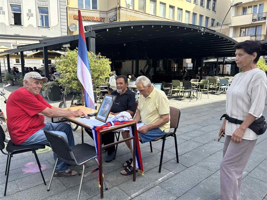 КОЗАРСКА ДУБИЦА, 4. СЕПТЕМБРА /СРНА/ - У Козарској Дубици је поводом смрти Ратка Младића у организацији Удружења бораца 11. пјешадијске бригаде Војске Републике Српске отворена и књига жалости.