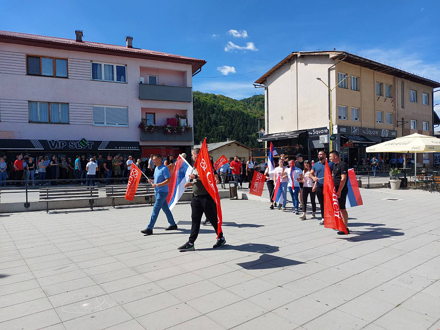 ВЛАСЕНИЦА, 4. СЕПТЕМБРА /СРНА/ - СНСД је званично данас на Тргу српских бораца у Власеници, лијепљењем првог предизборног плаката, започео кампању за опште изборе заказане за 4. октобар.