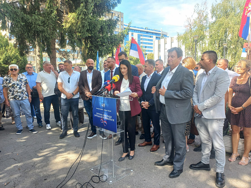 БАЊАЛУКА, 4. СЕПТЕМБРА /СРНА/ - Предсједник Народног фронта Јелена Тривић у обраћањ у Бањалуци гдје су чланови ове странке озваничили почетак кампање за опште изборе у БиХ.