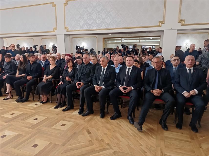 БЕОГРАД, 5. СЕПТЕМБРА /СРНА/ - У Дому Војске Србије у Београду у присуству породице, сабораца, поштовалаца и представника институција Републике Српске и Србије одржана је комеморација генералу Ратку Младићу. Kомеморацији су присуствовали предсједник Републике Српске Синиша Каран, министри унутрашњих послова Републике Српске Жељко Будимир и рада и борачко-инвалидске заштите Радан Остојић, као и министар правде Србије Ненад Вујић.