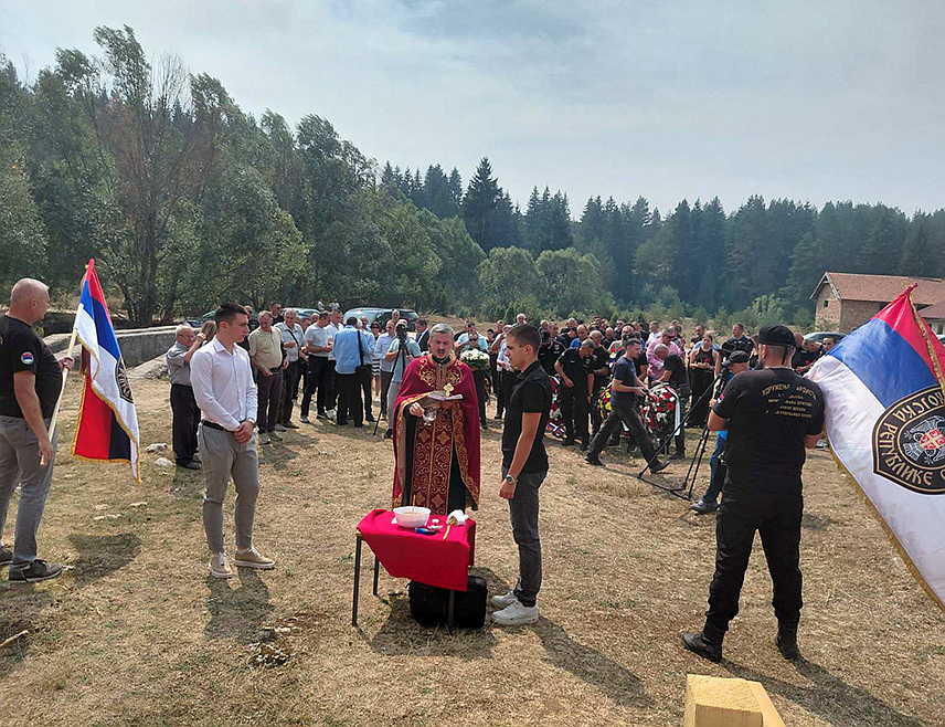 КАЛИНОВИК, 5. СЕПТЕМБРА /СРНА/ - Служењем парастоса погинулим припадницима Прве гардијске моторизоване бригаде Главног штаба Војске Републике Српске на локалитету бивше касарне Доњи логор у Калиновику обиљежена је 31 година од злочиначког НАТО бомбардовања објеката и положаја ове бригаде, као и територије калиновачке општине.