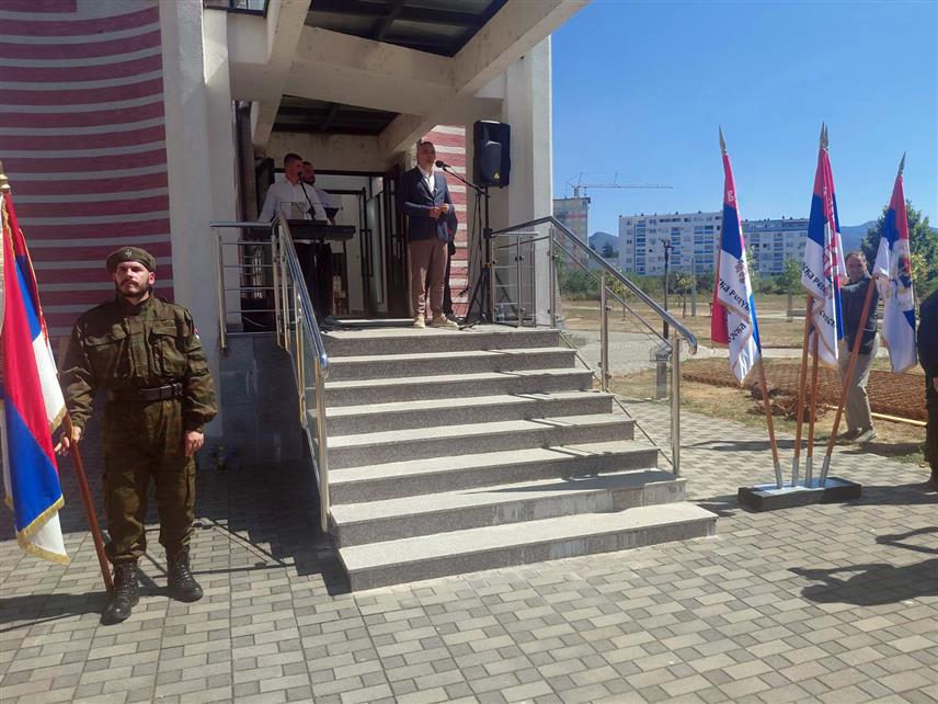 ИСТОЧНА ИЛИЏА, 6. СЕПТЕМБРА /СРНА/ - Предсједник Владе Републике Српске Саво Минић поручио је данас у Источној Илиџи да српски народ мора ка јединству ићи уздигнуте главе онако како је то радио сваки српски борац када је гинуо у Одбрамбено-отаџбинском рату.