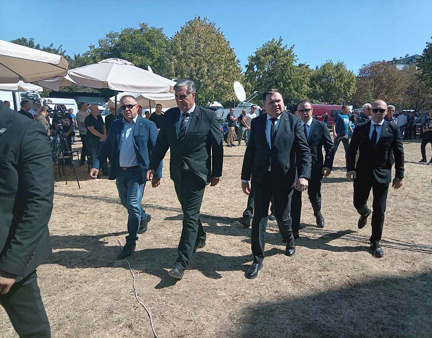 БЕОГРАД, 7. СЕПТЕМБРА /СРНА/ - Предсједник Републике Српске Синиша Каран и министар унутрашњих послова Жељко Будимир одали су данас почаст генералу Ратку Младићу у Цркви Светог Луке у Београду, гдје је изложен ковчег са тијелом некадашњег команданта Главног штаба Војске Републике Српске.