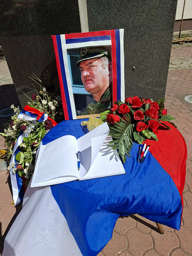 ШАМАЦ 7. СЕПTЕМБРА /СРНА/ - У централном тргу у Шамцу и у свих 26 мјесних заједница на шамачком подручју данас је служен помен и одата почаст генералу Војске Републике Српске Ратку Младићу.