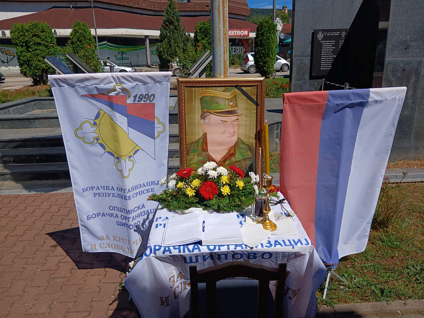 ШИПОВО, 7. СЕПТЕМБРА /СРНА/- У Шипову је данас код централног спомен-обиљежја за 101 борца из ове локалне заједнице погинулог у Одбрамбено-отаџбинском рату служен помен и одата почаст генералу Војске Републике Српске Ратку Младићу.