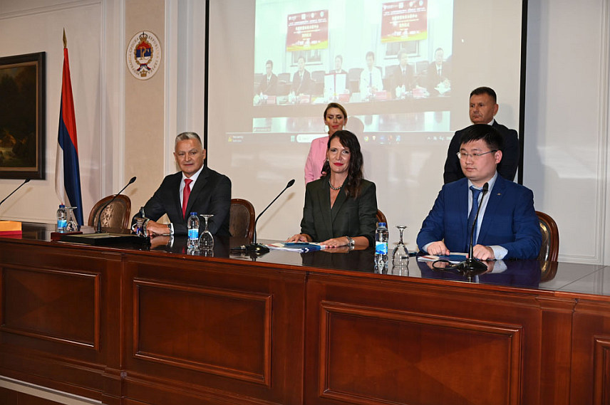 ИСТОЧНО САРАЈЕВО, 7. СЕПТЕМБРА /СРНА/ - Представници Универзитета у Источном Сарајеву и двије кинеске компаније потписали су у Бањалуци уговор о донацији високотехнолошке опреме за Заједничку лабораторију за паметну пољопривредну технологију и опрему.