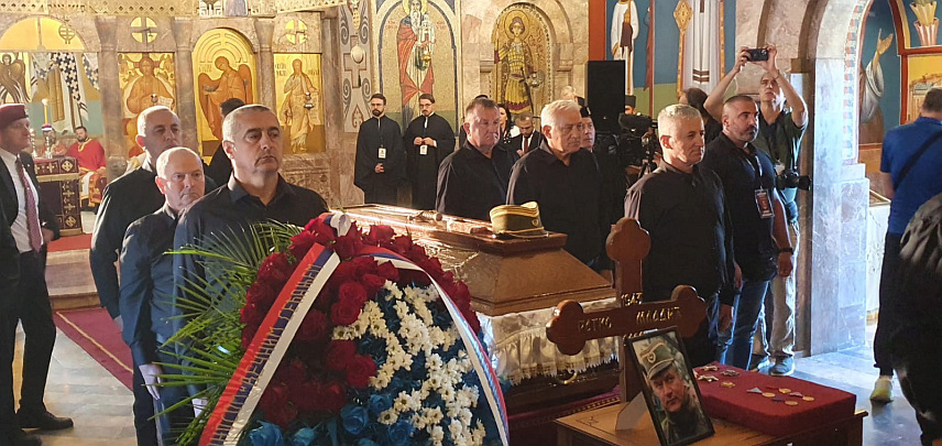 ДОБОЈ, 7. СЕПТЕМБР /СРНА/ - Велики број Добојлија отпутовао је данас у Београд да ода пошту команданту Главног штаба Војске Републике Српске генералу Ратку Младићу и присуствује његовој сахрани.