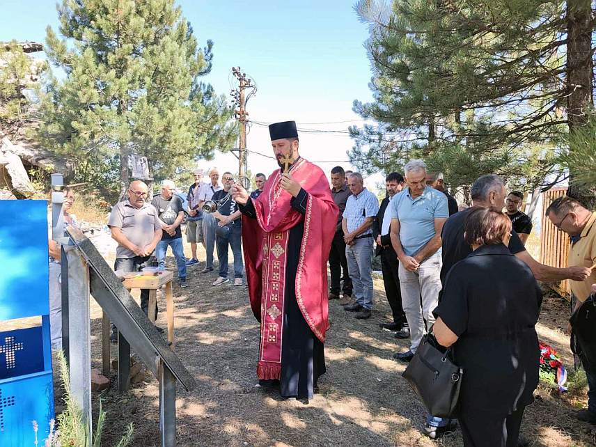 ПЕТРОВО, 8. СЕПТЕМБРА /СРНА/ - На озренском врху Краљица данас је служен помен поводом 31 године од када је НАТО авијација срушила телекомуникациони торањ и усмртила петорицу везиста Војске Републике Српске.