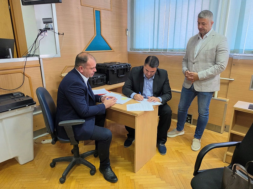 ЗВОРНИК, 8. СЕПТЕМБРА /СРНА/ - Представници Завода за запошљавање потписали су данас уговоре са послодавцима из Зворника и лицима која су се опредијелила за покретање сопственог посла у вези са додјелом више од 622.000 КМ, које је Влада Републике Српске обезбиједила за запошљавање 78 људи.
