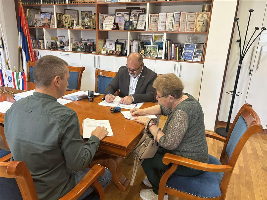 ВИШЕГРАД, 9. СЕПТЕМБРА /СРНА/ - Начелник општине Вишеград Младен Ђуревић потписао је данас уговоре са представницима 13 удружења регистрованих на подручју ове локалне заједнице о кориштењу пословних простора који су им, одлуком локалног парламента, додијељени на период од двије године, без икакве накнаде.