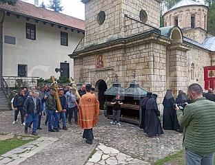 НОВЕ РАТАРСКЕ СВИЈЕЋЕ ДОНЕСЕНЕ У МАНАСТИР ТРОНОША