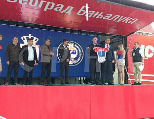 РУКОВОДИОЦУ ОБЕЗБЈЕЂЕЊА ТРКЕ РАДИВОЈЕВИЋУ МАЈИЦА У БОЈАМА СРПСКЕ ЗАСTАВЕ