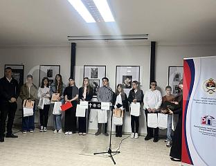 УРУЧЕНЕ НАГРАДЕ УЧЕНИЦИМА ЗА НАЈБОЉЕ ЛИКОВНЕ И ЛИTЕРАРНЕ РАДОВЕ О СTРАДАЊУ У ЈАСЕНОВЦУ