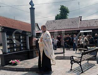 У БАТКУШИ СЛУЖЕН ПОМЕН БОРЦИМА ВРС И ЦИВИЛНИМ ЖРТВАМА