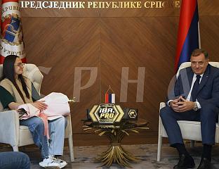 ДОДИК УПРИЛИЧИО ПРИЈЕМ ЗА САРУ ЋИРКОВИЋ