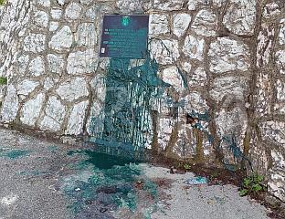 РАДИ СЕ НА ПРОНАЛАСКУ ЛИЦА КОЈЕ ЈЕ ОШТЕТИЛО СПОМЕН-ПЛОЧУ НА ВРАЦАМА