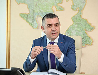 КИШЕ У МАЈУ ПОГОДУЈУ УСЈЕВИМА