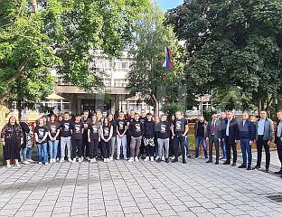 УЧЕНИЦИ КРЕНУЛИ ДА ОДАЈУ ПОМЕН ЗА 12 БАЊАЛУЧКИХ БЕБА