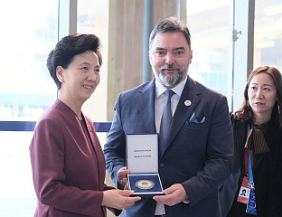 KOŠARAC PRESENTS MEDALLION WITH EMBLEM OF SRPSKA TO CHINESE STATE COUNCILOR