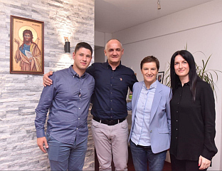БРНАБИЋЕВА ПОСЈЕТИЛА У ДОБОЈУ ПОРОДИЦУ СТУДЕНТА МИЛОША ПАВЛОВИЋА