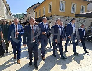 ПОСЈЕTИОЦИ АНДРИЋГРАДА ИЗРАЗИЛИ ЖЕЉУ ДА СЕ ФОTОГРАФИШУ СА ПРЕДСЈЕДНИКОМ, КОЈИ ЈЕ И ДАРИВАО БЕБЕ