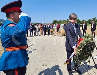 БЛАГОЈЕВИЋ ПОЛОЖИО ВИЈЕНАЦ СРПСКИМ ЈУНАЦИМА МИСИЈЕ "ХАЛИЈАРД"