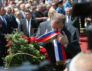 ЗВАНИЧНИЦИ ПОЛОЖИЛИ ВИЈЕНЦЕ И ЦВИЈЕЋЕ