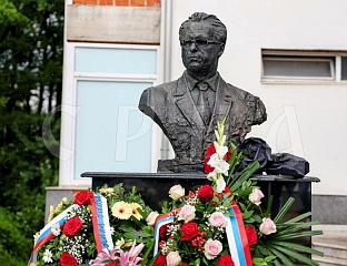 BUST OF CHURKIN ERECTED AS A SIGN OF GRATITUDE BY A NATION THAT REMEMBERS