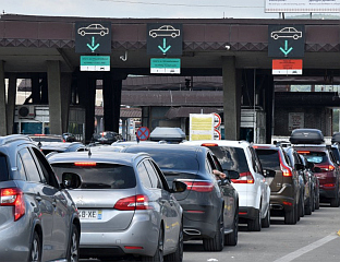 КОЛОНЕ У ГРАДИНИ ЧЕКАЈУ НА УЛАЗУ У БиХ