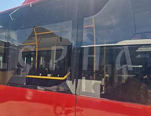 СМРСКАНА ДВА СТАКЛА НА АУТОБУСУ, СРЕЋА ДА НИКО ОД ДЈЕЦЕ НИЈЕ ПОВРИЈЕЂЕН