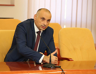БАЊАЦ: ПОКУШАВАЈУЋИ ФИНАНСИЈСКИ ДА ДЕСТАБИЛИЗУЈЕ СРПСКУ, ШМИТ НЕ СХВАТА ДА УНИШТАВА СВОЈЕ ЧЕДО - БиХ