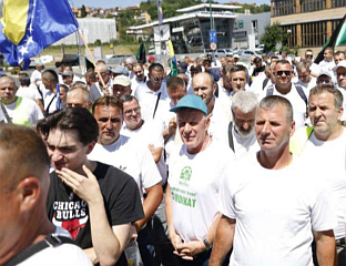 РУДАРИ НАСТАВЉАЈУ ШТРАЈК ДОК НЕ ДОБИЈУ И ЈУНСКУ ПЛАТУ