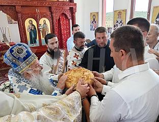 ХРИЗОСТОМ: ЧУДОТВОРНА ИКОНА ПРЕСВЕТЕ БОГОРОДИЦЕ ТРОЈЕРУЧИЦЕ ЧУВА ХИЛАНДАР И СВЕТУ ГОРУ
