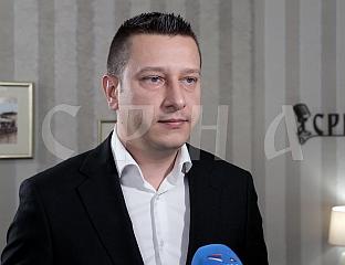ГОГАНОВИЋ ОДГОВОРИО ХЕЛЕЗУ: ПРЕДСЈЕДНИК ДОДИК НЕМА ПОTРЕБЕ ДА СЕ САСTАЈЕ СА TОБОМ