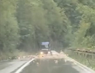 ЗБОГ ВОДЕ И БЛАТА ОБУСТАВЉЕН САОБРАЋАЈ НА ПУТУ ФОЧА-САРАЈЕВО
