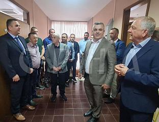 БЕЗ КВОРУМА И СА ЗАКЉУЧАНИМ ВРАТИМА СКУПШТИНСКЕ САЛЕ
