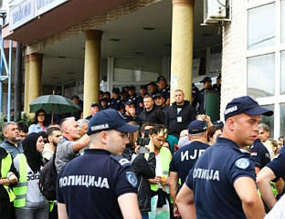 ОДРЕЂЕН ПРИТВОР ДО 30 ДАНА ЗА ДЕСЕТОРИЦУ УХАПШЕНИХ ЗБОГ УЗНЕМИРАВАЊА ЈАВНОСТИ