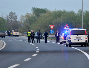 ЈЕДНА ОСОБА ПОГИНУЛА, ЧЕТИРИ ПОВРИЈЕЂЕНЕ, СУДАРИЛИ СЕ ЦИСТЕРНА И АУТОМОБИЛИ